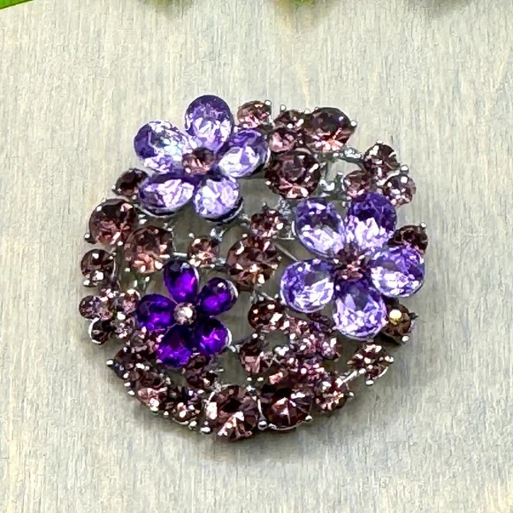 🌻 3/$25 Beautiful Purple Rhinestone Round Flower Brooch - Picture 3 of 8